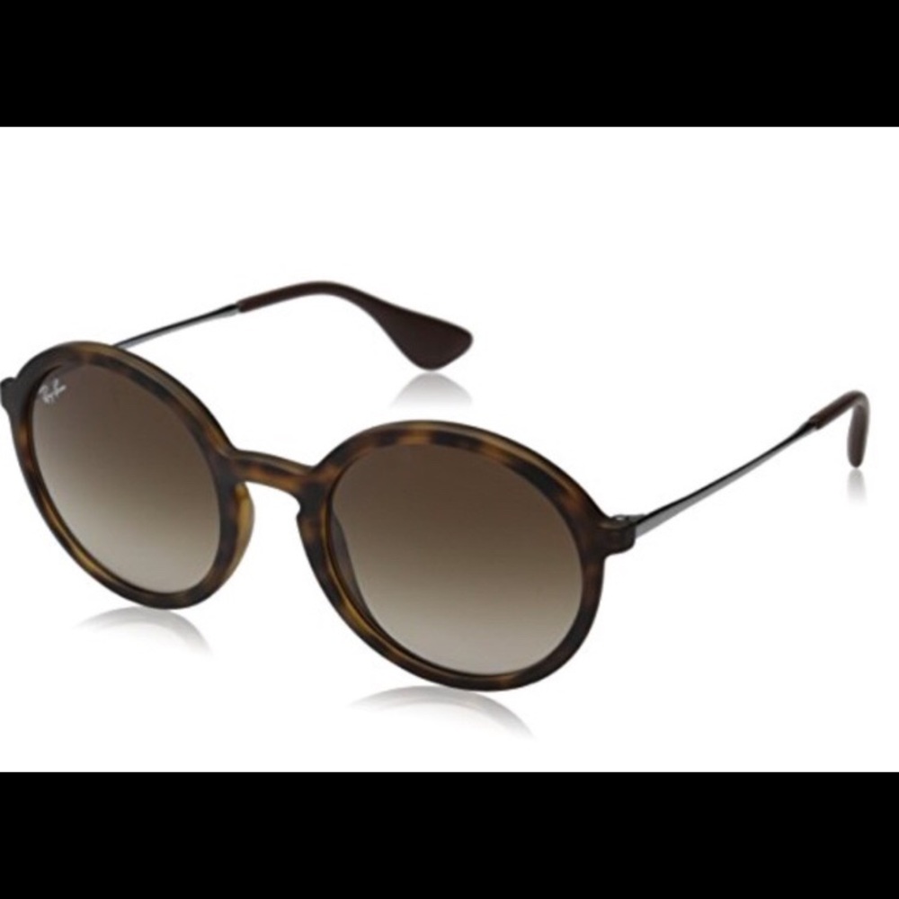 Brown round ray bans!